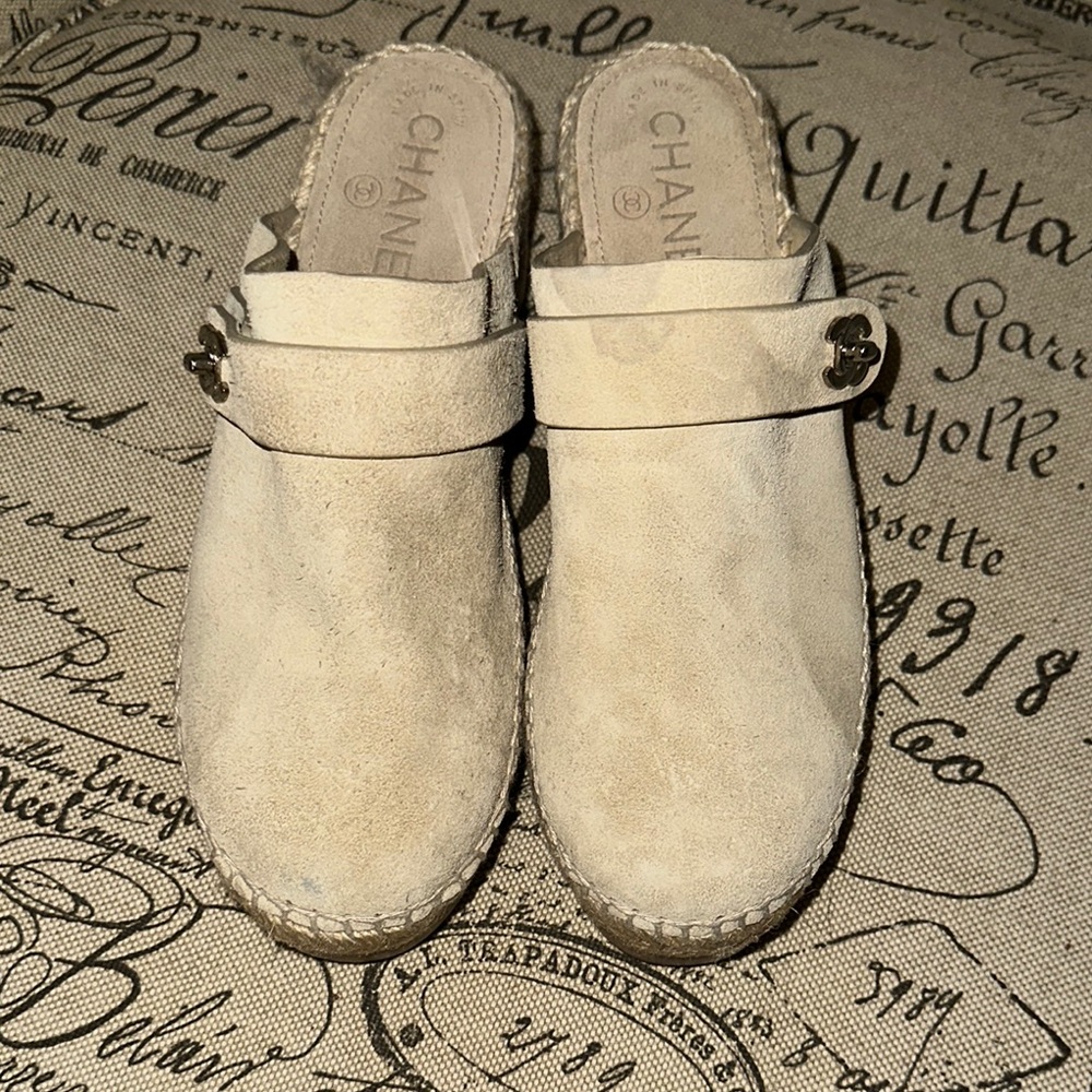 CHANEL Beige Suede Mules